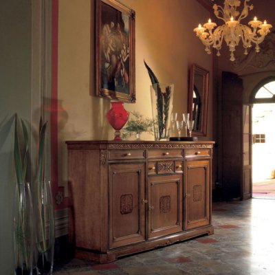    VILLA-  włoska drewniana komoda trzy drzwiowa z cokołem i karbowanym ramieniem