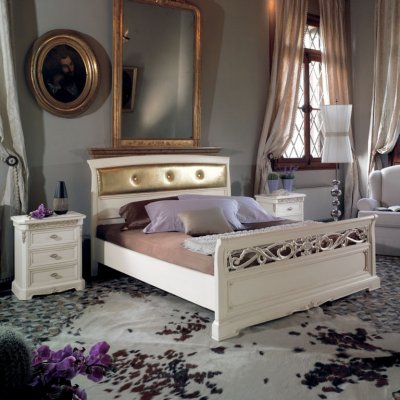 VILLA- włoskie drewniane podwójne łóżko  z zagłówkiem wyściełanym  podnóżek z cokołem 