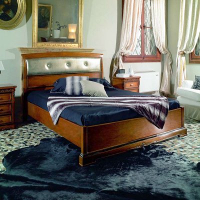 VILLA- włoskie drewniane podwójne łóżko  z zagłówkiem tapicerowanym z cokołem